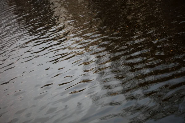 Gebouwen reflectie op kanaal water amsterdam hoge kwaliteit print — Stockfoto
