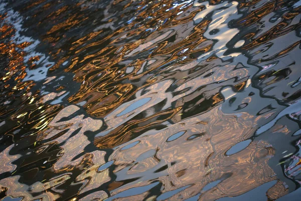 Gebouwen reflectie op kanaal water amsterdam hoge kwaliteit print — Stockfoto