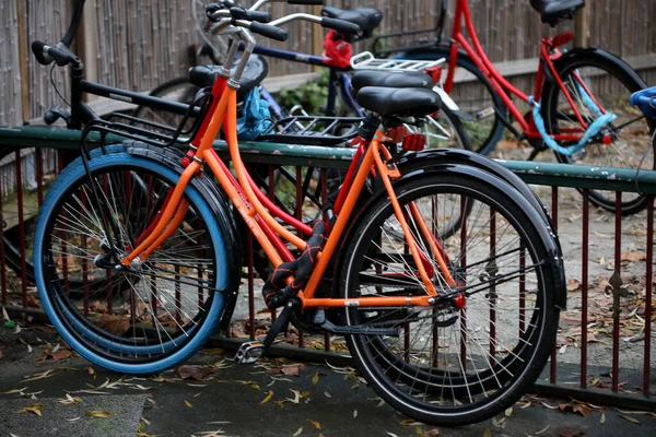 Велосипеди в Амстердамі макрофони високої якості відбитків — стокове фото