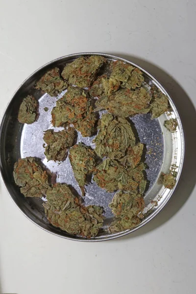 Cannabis bourgeon médical fraise brume macro fond haute quali — Photo