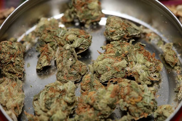 Cannabis bud orvosi eper köd makró háttér magas kvalifikációs — Stock Fotó