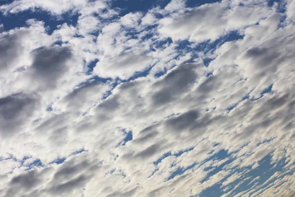 Cielo con nubes de burbujas fondo impresiones de alta calidad —  Fotos de Stock