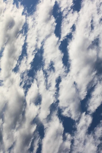 Cielo con nubes de burbujas fondo impresiones de alta calidad —  Fotos de Stock