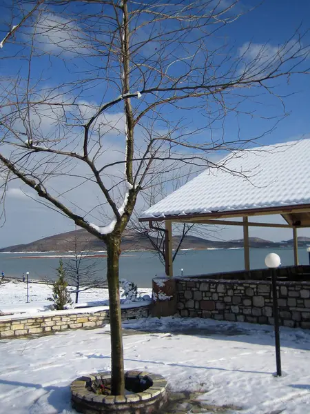 Plastira sjö, Grekland, lördag 25 januari 2020 vinter med snö — Stockfoto