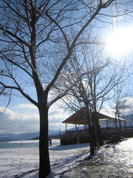 Plastira sjö, Grekland, lördag 25 januari 2020 vinter med snö — Stockfoto