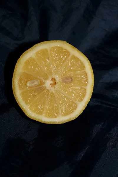 Limone Frutta Tagliata Centro Primo Piano Sfondo Alta Qualità — Foto Stock