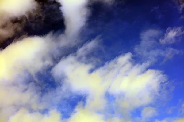 구름은 자동차 수준의 고품질의 현대를 배경으로 합니다 — 스톡 사진