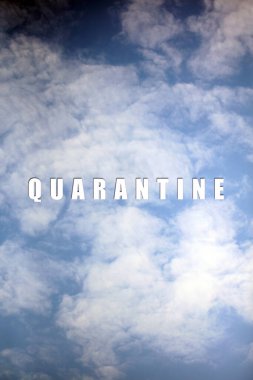 Bulutlu gökyüzü ve Corona virüsünün motivasyonuyla ilgili yazılar ilham verici arka planlar