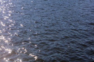 Su dalgalarındaki güneş yansıması ışığı makro arka plan yüksek kaliteli modern baskılar