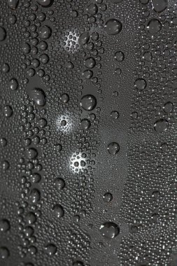 Plastik şişe makro arka planda su damlaları yüksek kaliteli parmak izleri