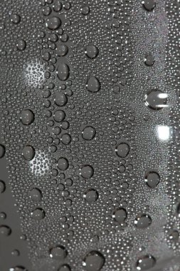 Plastik şişe makro arka planda su damlaları yüksek kaliteli parmak izleri