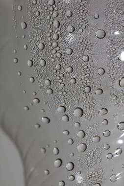 Plastik şişe makro arka planda su damlaları yüksek kaliteli parmak izleri