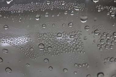 Plastik şişe makro arka planda su damlaları yüksek kaliteli parmak izleri