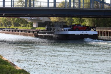Dorsten, Almanya, nehir kenarlarında insan aktivitesi arka planda yüksek kaliteli baskı olabilir.