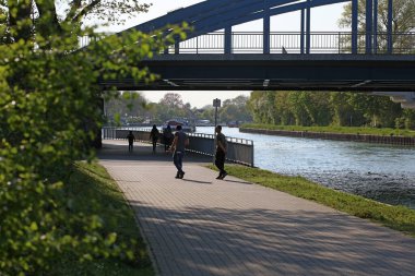 Dorsten, Almanya, nehir kenarlarında insan aktivitesi arka planda yüksek kaliteli baskı olabilir.