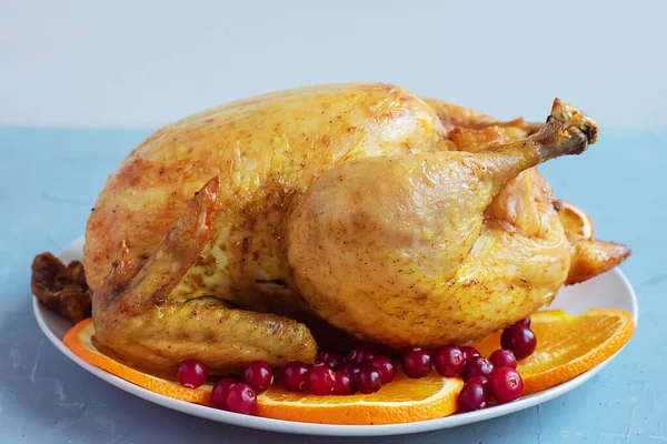 День благодарения или рождественская тарелка с жареной курицей — стоковое фото