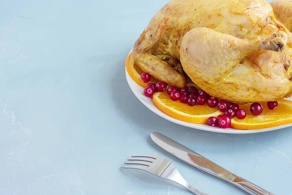 Ação de Graças ou prato de Natal com frango frito. Vista de cima. Copiar espaço para texto. Pode ser usado como um layout para design. Contexto culinário — Fotografia de Stock