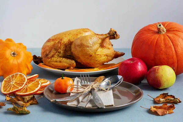 Prato com frango frito, abóbora, abóbora, maçãs na mesa da cozinha. Dia de Ação de Graças — Fotografia de Stock