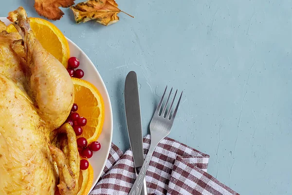 Um prato de frango frito está sobre a mesa. Vista de cima. Copiar espaço para texto. Pode ser usado como um layout para design. Contexto culinário. Dia de Ação de Graças — Fotografia de Stock