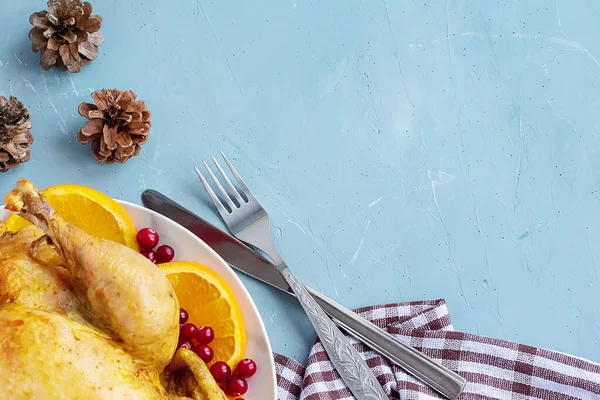 Um prato de frango frito está sobre a mesa. Vista de cima. Copiar espaço para texto. Pode ser usado como um layout para design. Contexto culinário — Fotografia de Stock