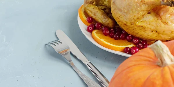 Un plat de poulet frit, de citrouille et de couverts se trouve sur la table. Vue d'en haut. Espace de copie pour le texte. Peut être utilisé comme une mise en page pour le design. Fond culinaire. Jour de Thanksgiving — Photo