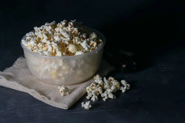 Schüssel mit gesalzenem Popcorn auf schwarzem Tisch, selektiver Fokus — Stockfoto