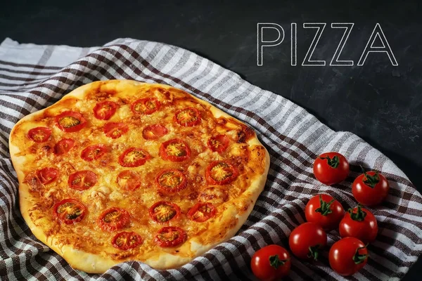 Pizza caseira recém-assada Margherita fica em um fundo preto . — Fotografia de Stock