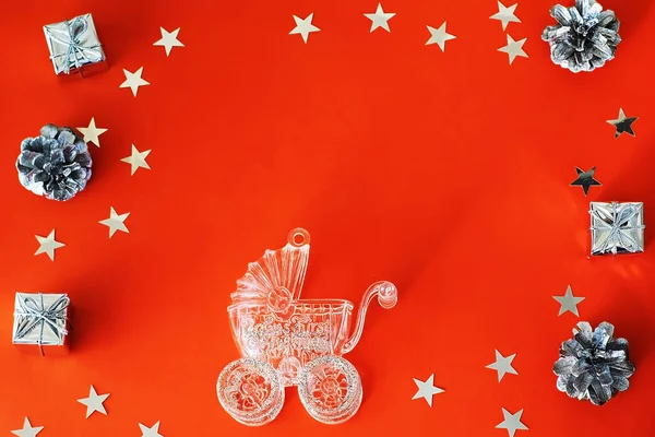 Μεταφορά μωρού σε κόκκινο φόντο. Χριστούγεννα. Έννοια ευχών για την προσθήκη στην οικογένεια, μητρότητα, μωρό — Φωτογραφία Αρχείου