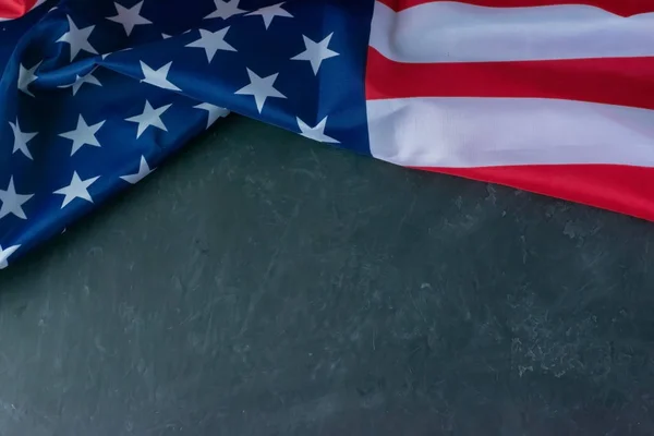 Bandera americana sobre fondo negro. Día de los Caídos, Día de los Veteranos, Día del Trabajo. Lugar para el texto — Foto de Stock