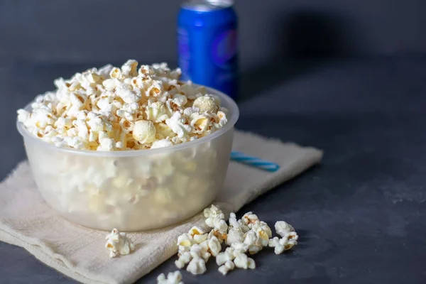 Skål med saltade popcorn på ett svart bord, selektivt fokus — Stockfoto