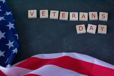 Gaziler Günü. Amerikan bayrağı ve siyah arkaplandaki yazı