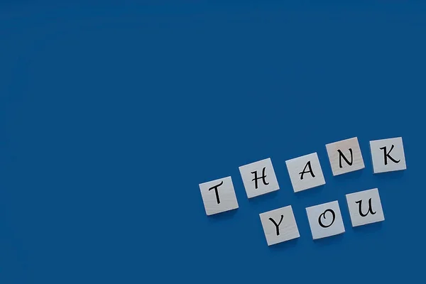 Mavi arkaplandaki harflerden teşekkür ederim. Teşekkürler cümle, teşekkürler konsept, mesaj için yer. 2020 Renkli Klasik Mavi.
