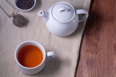 - Çay. Koyu ahşap bir masada çay ve çaydanlık. Üst görünüm, kopyalama alanı