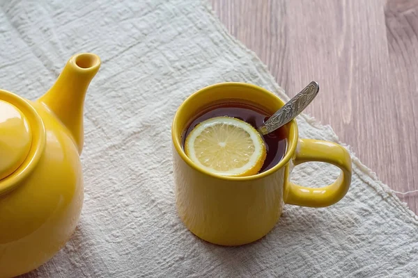 Чай. Чашка чая и чайник на тёмном деревянном столе — стоковое фото