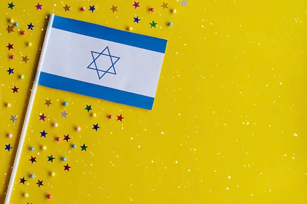 İsrail 'in Bağımsızlık Günü. Sarı bir arka planda İsrail bayrağı. Kutlama, vatanseverlik ve kutlama konsepti. Uzayı düz olarak kopyala