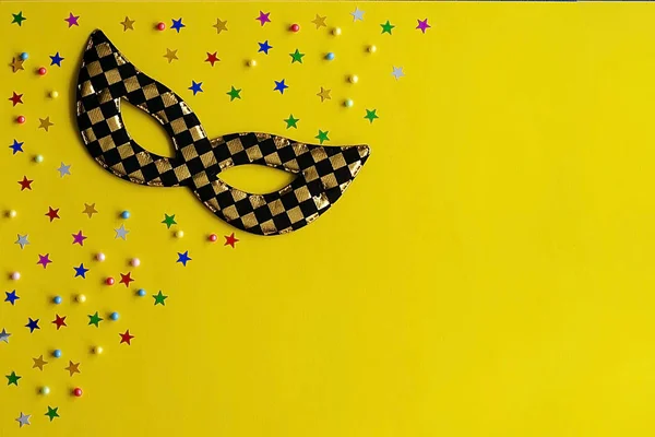 Праздничная маска с декором на желтом фоне. Концепция карнавала, Марди Гра, бразильский карнавал, Венецианский карнавал, карнавальный костюм, весна. Плоская кладка, вид сверху, место для текста — стоковое фото