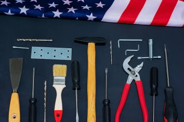 Usa İşçi Bayramı. Siyah arka planda farklı araçlar ve Amerikan bayrağı