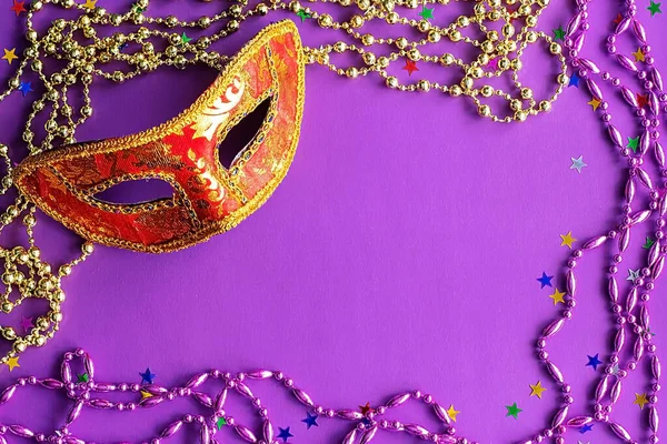 Праздничная маска с декором на фиолетовом фоне. Концепция карнавала, Марди Гра, бразильский карнавал, Венецианский карнавал, карнавальный костюм, весна. Плоская кладка, вид сверху, место для текста — стоковое фото