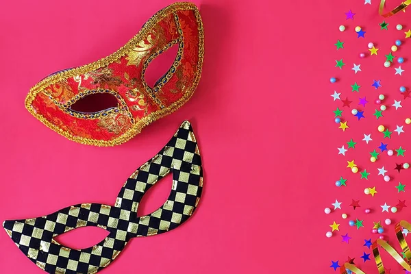 Праздничные маски с отделкой на красном фоне. Концепция карнавала, Марди Гра, бразильский карнавал, Венецианский карнавал, карнавальный костюм, весна. Плоская кладка, вид сверху, место для текста — стоковое фото