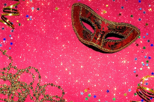 Праздничная Маска Декором Красном Фоне Концепция Карнавала Марди Гра Бразильский — стоковое фото