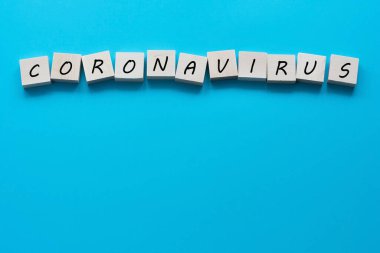Mavi arkaplandaki yazıt koronavirüsü. Corona Virüsü. MERS-Cov Orta Doğu Solunum Coronavirus Sendromu