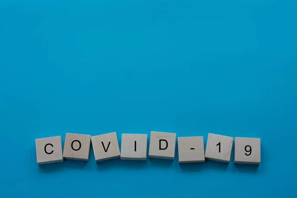 The word covid-19 on a blue background. Chinese 2020 virus-nkov — Stock Photo, Image
