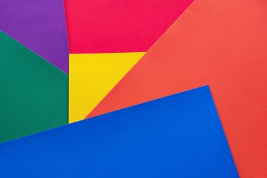 Rastgele düzenlenmiş kırmızı, turuncu, sarı, mavi, yeşil ve mor elementlerin soyut ve renkli arkaplanı