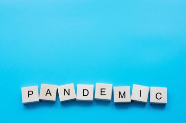 Mavi arka planda salgın kelimesi. Çin 2020 virüs-nkov