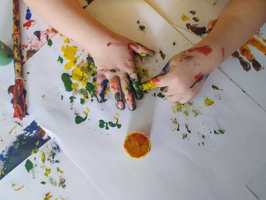 Çocukların elleri boya lekesi ile boyanır. Yaratıcılık, çocukluk, boş zaman, çizim kavramı