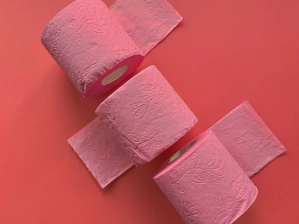 Papel higiénico rosa sobre fondo rosa — Foto de Stock