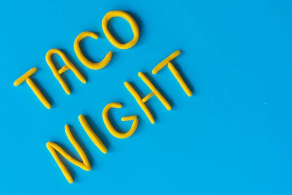 Taco Night 단어는 파란색 바탕에 바닥에 점토로 만들어 멕시코 텍스트 — 스톡 사진