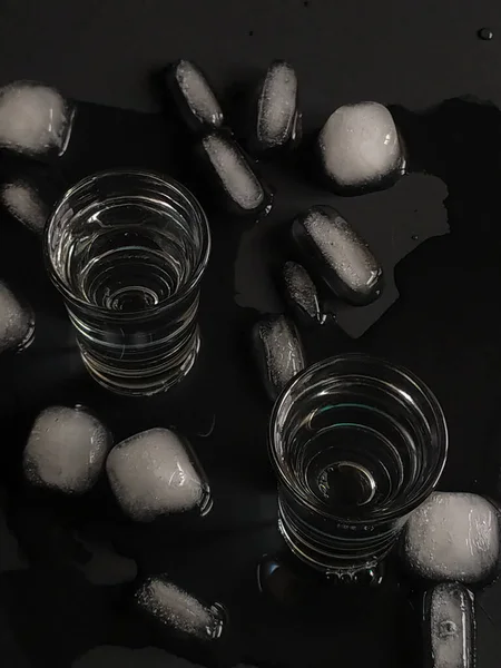 Alcol e ghiaccio su sfondo nero. vodka russa — Foto Stock