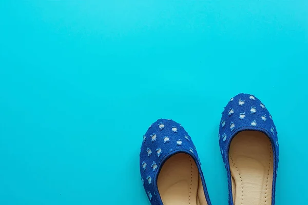 Paire de chaussures à pois bleu vintage sur fond bleu — Photo