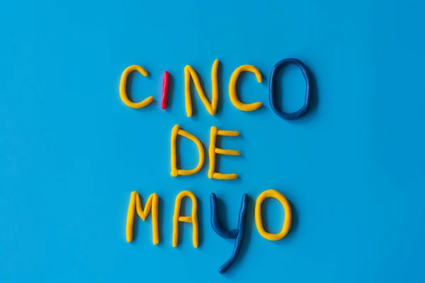 CINCO DE MAYO 라는 단어는 5 월 5 일이라는 뜻인데, 이 단어는 납작 한 석조 공위에 점토로 만들어 졌다는 뜻이다. 미국, 멕시코, 휴일, 텍스트 배경. — 스톡 사진